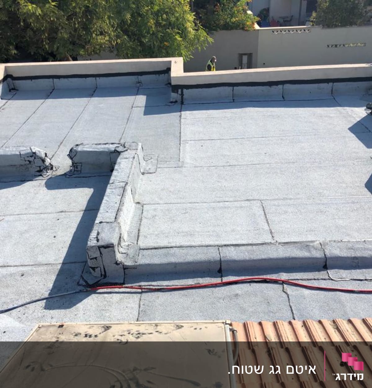 גג שטוח עם יריעות איטום ואביזרי איטום